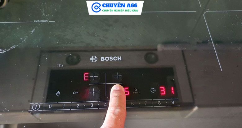Bếp từ Bosch báo lỗi E là dấu hiệu cho thấy hệ thống tự chẩn đoán đã phát hiện bất thường trong quá trình hoạt động.