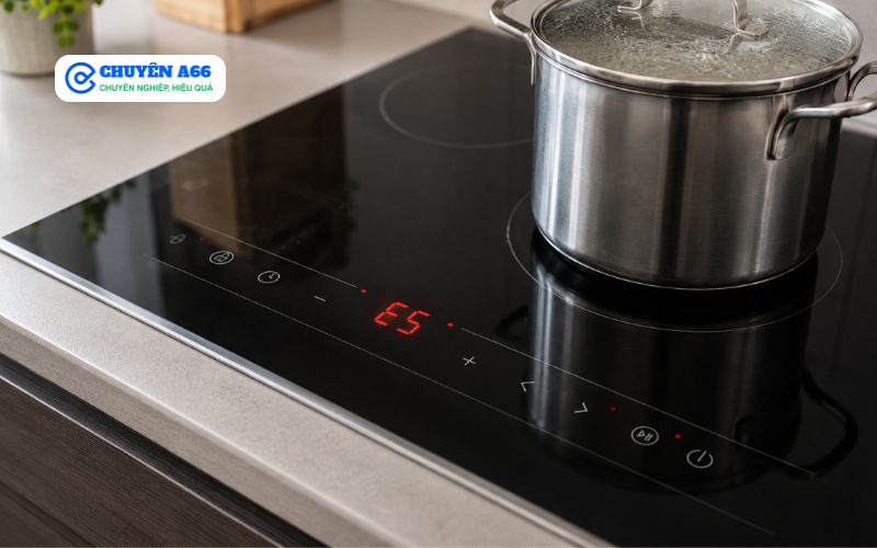 Bếp từ Mitsubishi báo lỗi E5 do điện áp nguồn không ổn định, quá cao hoặc quá thấp khiến bếp ngừng hoạt động để bảo vệ bo mạch và linh kiện điện tử.
