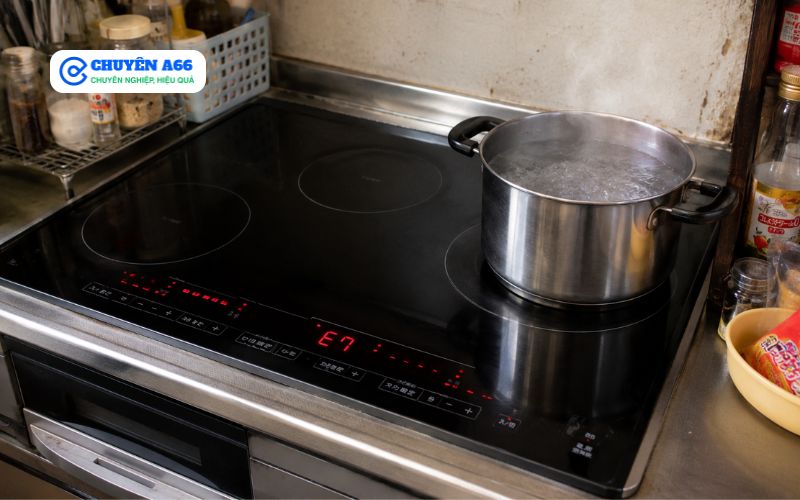 Bếp từ Mitsubishi hiển thị lỗi E7 thường liên quan đến tình trạng quá nhiệt bên trong thiết bị. Nguyên nhân phổ biến gồm quạt tản nhiệt hoạt động kém, khe thông gió bị bít kín, cảm biến nhiệt hoặc module IGBT quá nóng
