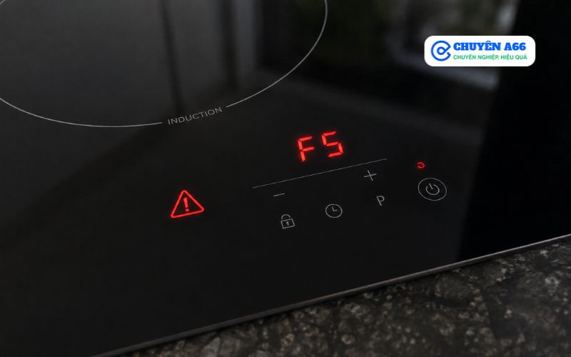 Dấu hiệu bếp từ báo lỗi F5 như bếp tự ngắt khi đang nấu, màn hình hiển thị F5, quạt tản nhiệt chạy bất thường, mặt bếp quá nóng, vùng nấu không hoạt động hoặc hoạt động chập chờn do lỗi cảm biến nhiệt hoặc hệ thống làm mát