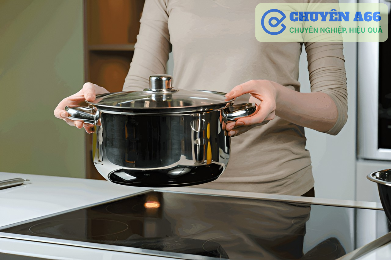 Nhấc nồi thay vì kéo lê, vệ sinh đúng cách và hạn chế va đập mạnh là những thói quen đơn giản giúp mặt kính EuroKera duy trì độ bền và tính thẩm mỹ trong thời gian dài
