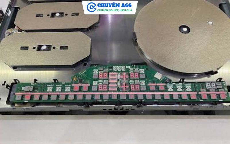 Bo điều khiển, mô đun công suất và cáp tín hiệu phối hợp với nhau để vận hành bếp từ Bosch. Khi quá trình giao tiếp bị gián đoạn, bếp có thể hiển thị lỗi E0513