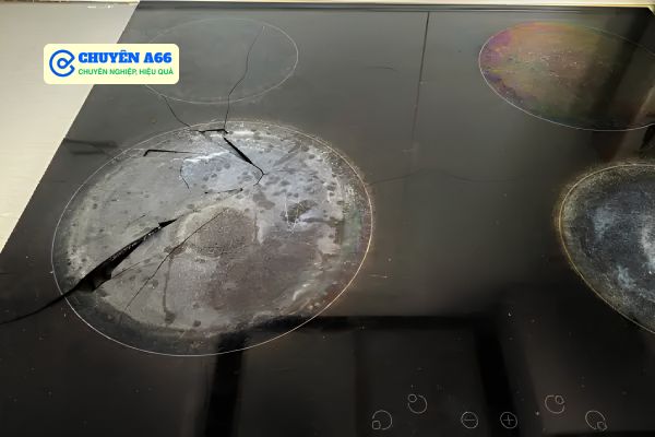 Nhược điểm của mặt kính Ceramic là có thể bị nứt, vỡ nếu bị vật nặng rơi trúng hoặc va đập mạnh ở các góc cạnh