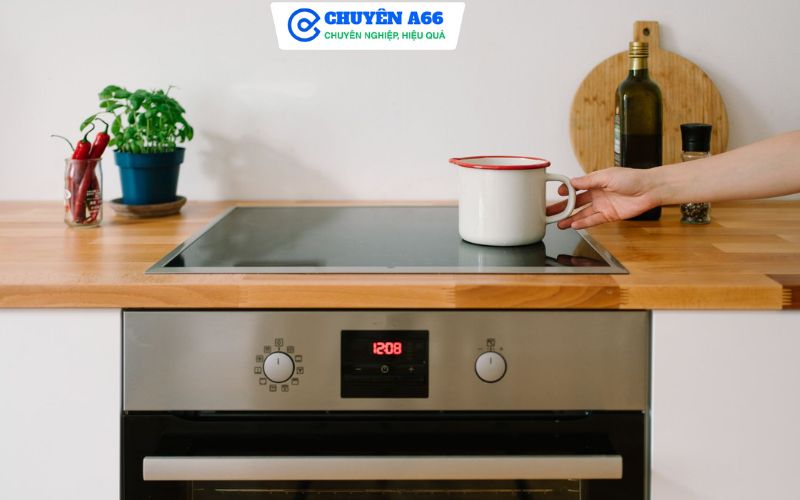 Vệ sinh bếp từ thường xuyên, dùng đúng loại nồi có đáy nhiễm từ, hạn chế nước tràn lên bảng điều khiển, không kéo lê xoong nồi trên mặt kính ceramic và giữ khe tản nhiệt luôn thông thoáng là những thói quen đơn giản giúp giảm nguy cơ nứt mặt kính, hỏng bo mạch, lỗi cảm biến nhiệt, tăng tuổi thọ bếp từ và hạn chế chi phí sửa chữa trong quá trình sử dụng.